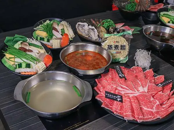 【新莊美食】 武鶴和牛火鍋-新莊店～和牛火鍋必吃推薦～超澎湃海陸火鍋～打卡送肉或海鮮～家庭聚餐、公司聚會餐廳推薦～
