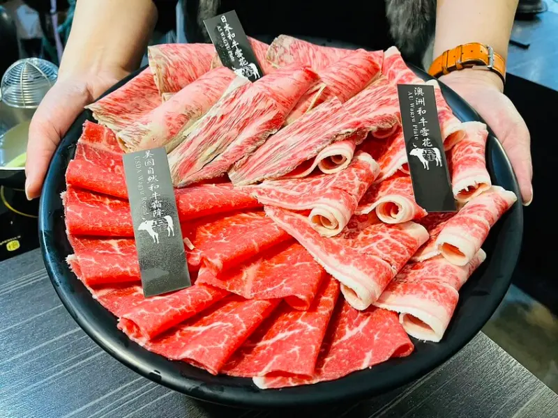 【新莊火鍋】武鶴和牛火鍋新莊店，頂級饗宴和牛專家，雙人和牛海陸套餐，三國和牛大比拼，還有療癒的桌邊剝