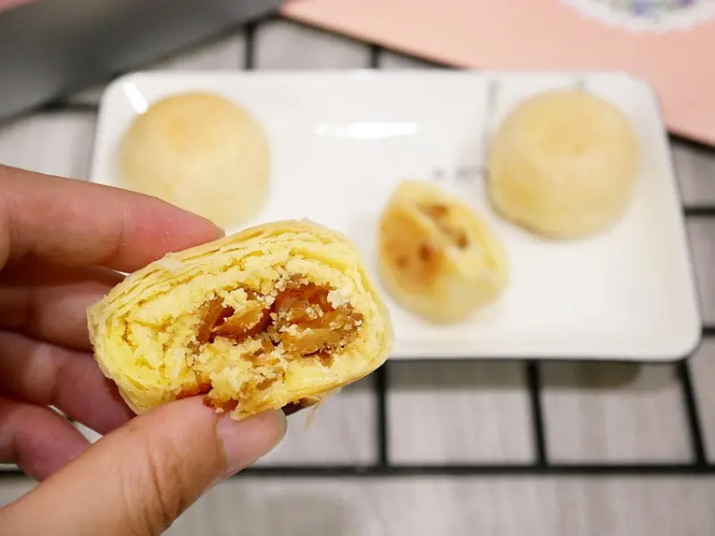 高雄人氣伴手禮、中秋禮盒，鬆綿不甜膩的綠豆椪包裹鹹香干貝，創新又鹹香的滋味讓人愛不釋手-嬤嬤覓呀