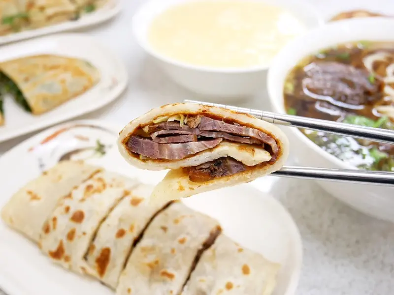 新北永和北方麵食，四號公園蔥油餅、牛肉麵、牛肉捲餅，口味經典-北京餡餅粥