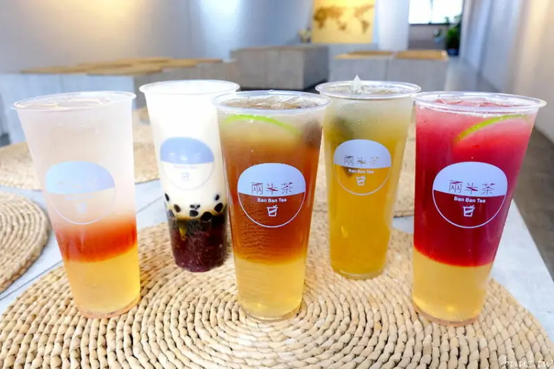 梅凍漸層飲鹹甜好風味！兩半茶質感茶飲，灰藍色內用空間絕美好拍！