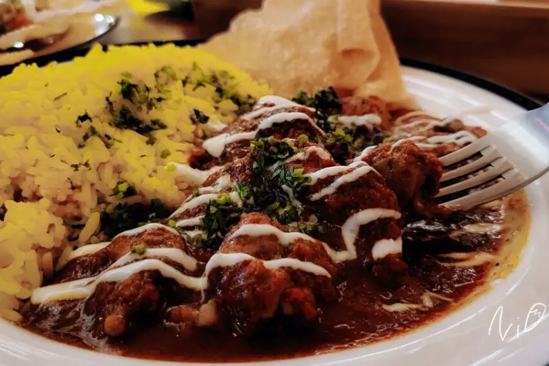 [台北中山]父母 FuMu。印度馬薩拉雞肉咖哩&酥炸餛飩皮佐自製莎莎醬。多國風格特色酒吧 #南京復興站