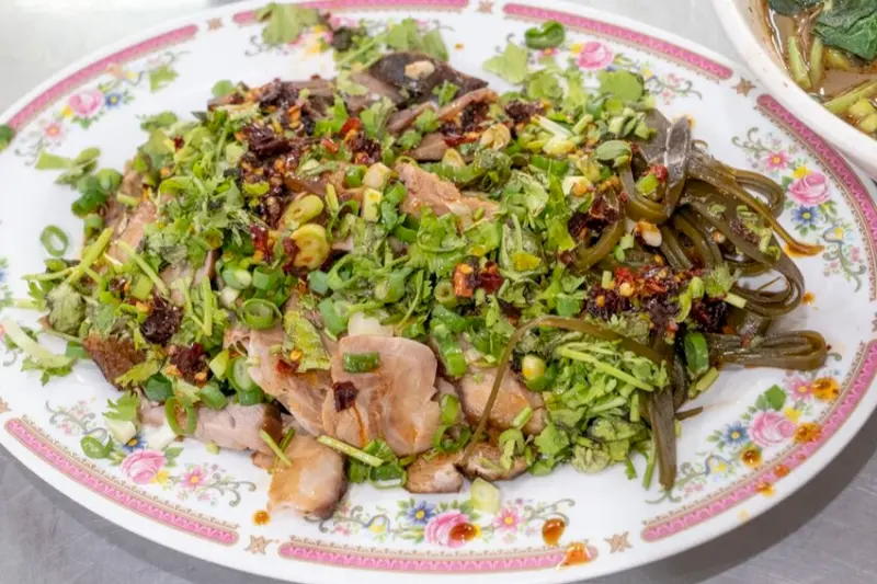 宜蘭隱藏版美食 三星麵店｜在地人隱藏版推薦美食，必點皮蛋豆腐與滷味！！