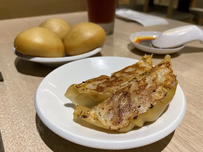 【台中 日式料理】大阪王將 廣三SOGO店，燒餃子搭味噌沾醬很完美