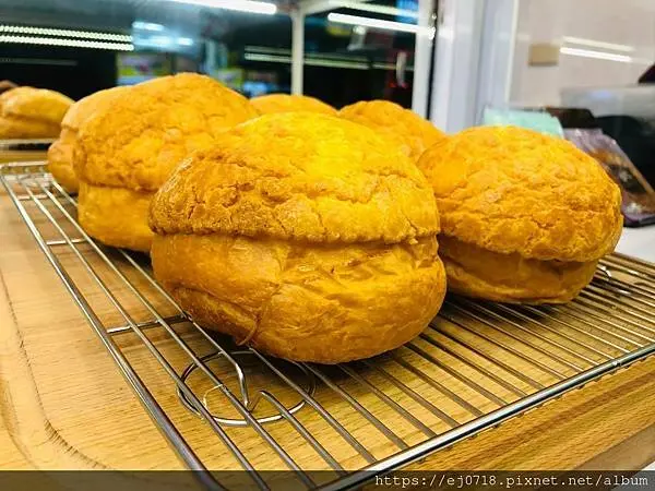 |美食|台中西屯 菠羅先生Mr.BOLO/逢甲夜市必吃/冰火菠蘿油/銅板美食/環島Day2