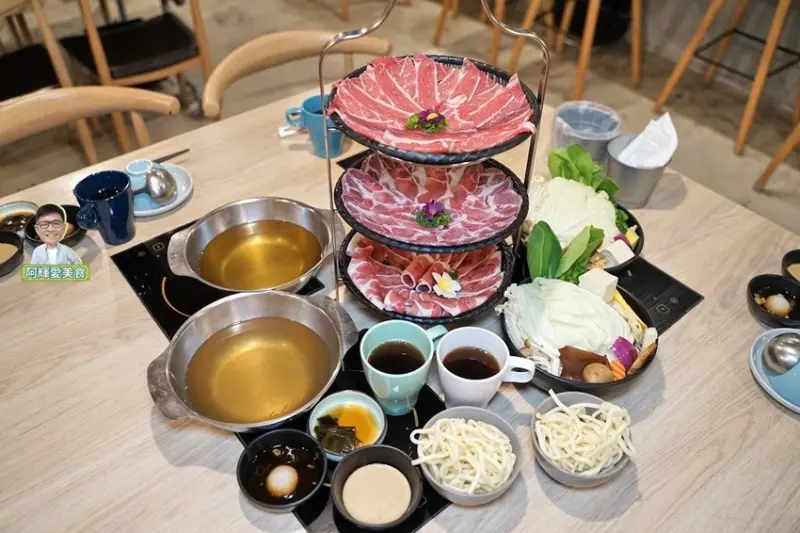 新竹|湯作鍋物。文青工業風鍋物。多種蔬果熬燉純天然的基底湯頭。路上走的雙人饗套餐一次嚐足三種肉品。營業時間地址店家介紹