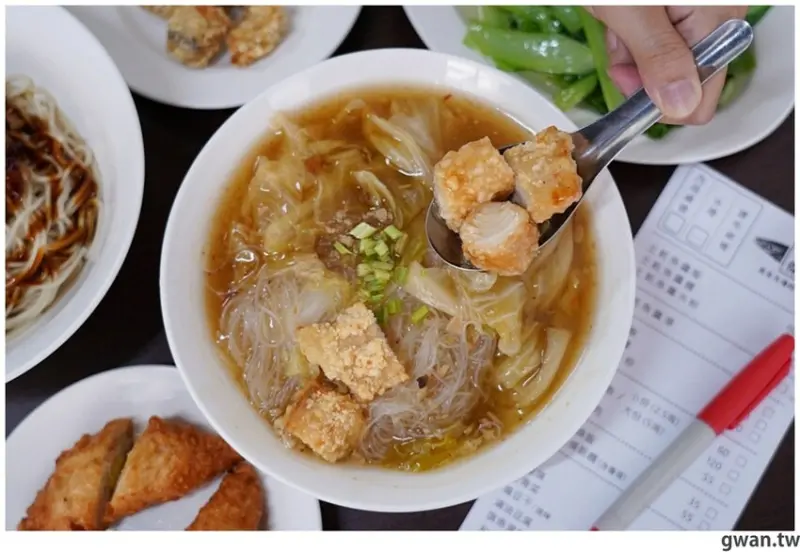 隱藏住宅區內的土魠魚羹，現點現炸酥脆好吃，還有包蛋旗魚黑輪！