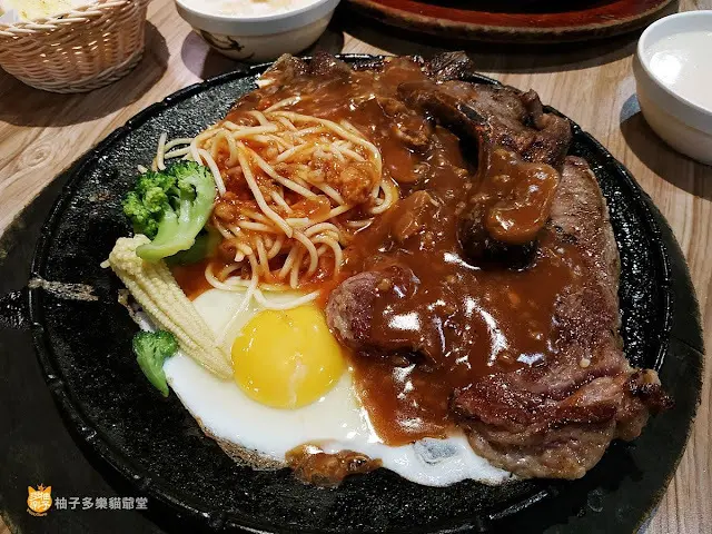 人从众厚切牛排 台北復興店：平價厚切大塊沙朗牛排、吃到飽自助吧｜臺北餐廳 捷運大安站 科技大樓站
