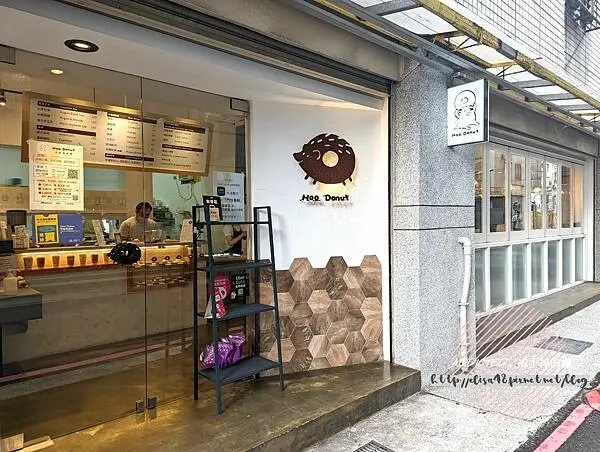台北中正-[呼點 Hoo. Cafe] 近古亭站南昌家具街轉角，白色小木屋清新日系風格，可愛刺蝟吉祥物的美味甜甜圈與冰淇淋，呼一口氣頓個點放鬆歇息好去處