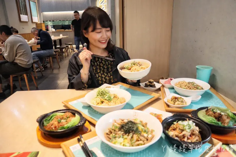 新竹人氣美食推薦墨竹亭燃麵本家！新竹人必須收錄的科學園區美食清單！四川燃麵為主軸的文青風麵館