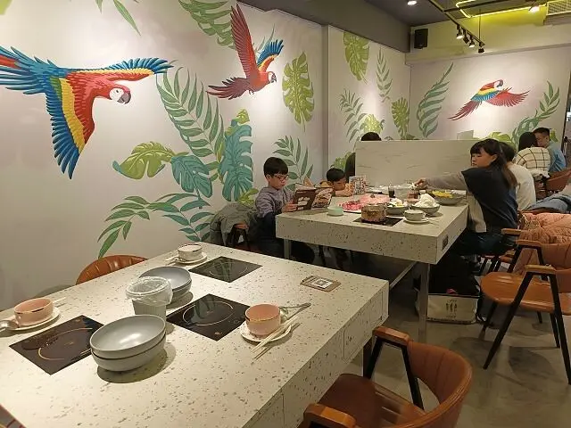 鍋工館火鍋專門店 | 新竹火鍋推薦．可試喝湯底的個人小火鍋．森林系網美風裝潢好拍照