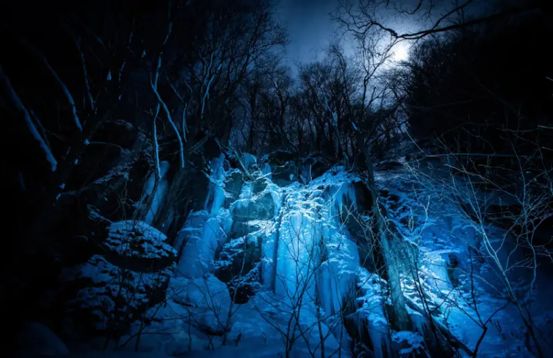 ▲入夜後出現另一種景色，冬日月光灑落下來呈現美麗的藍光。
