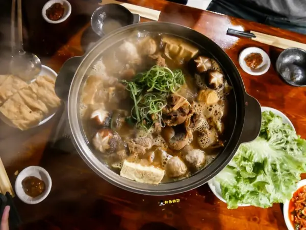 ▲最難訂位台北羊肉爐，行天宮站車庫羊肉爐必吃。