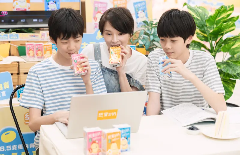 ▲ 圖2. 兔包與雙胞胎寶貝共度親子時光,一邊享用統一蜜豆奶,營養補給不間斷