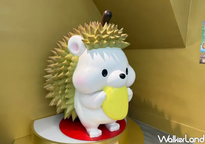 ▲巨大「水果刺蝟榴槤公仔」坐鎮一樓角落，可愛造型吸引不少人搶拍，成為店內最療癒的打卡點。(攝影：鄭雅之)