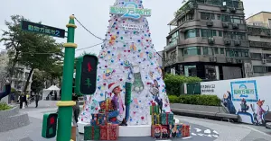 中山站變身動物方城市！第一顆台北聖誕樹就在中山站，搶先試燈來拍。