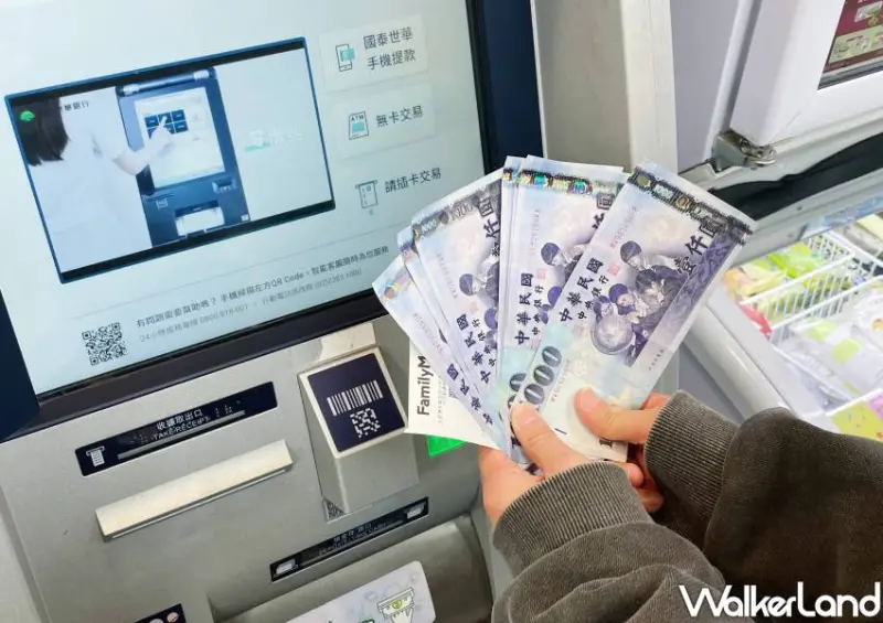 ▲ 在全家使用台新、國泰世華或玉山ATM領取普發一萬現金，就能獲得商品優惠券。