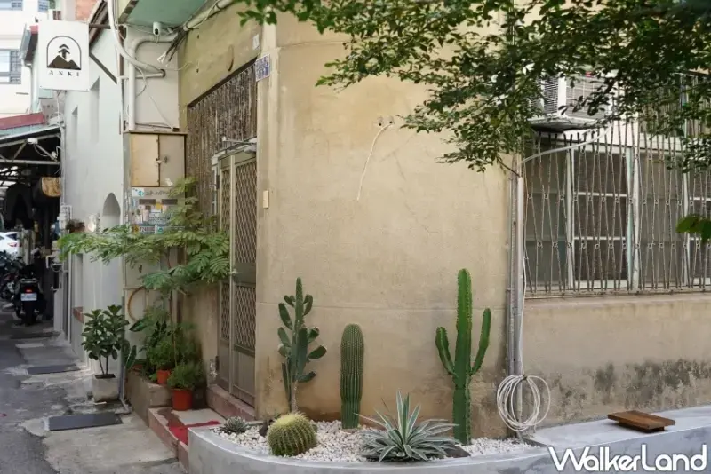 「岸岌」咖啡廳距離彰化火車站步行只要十分鐘