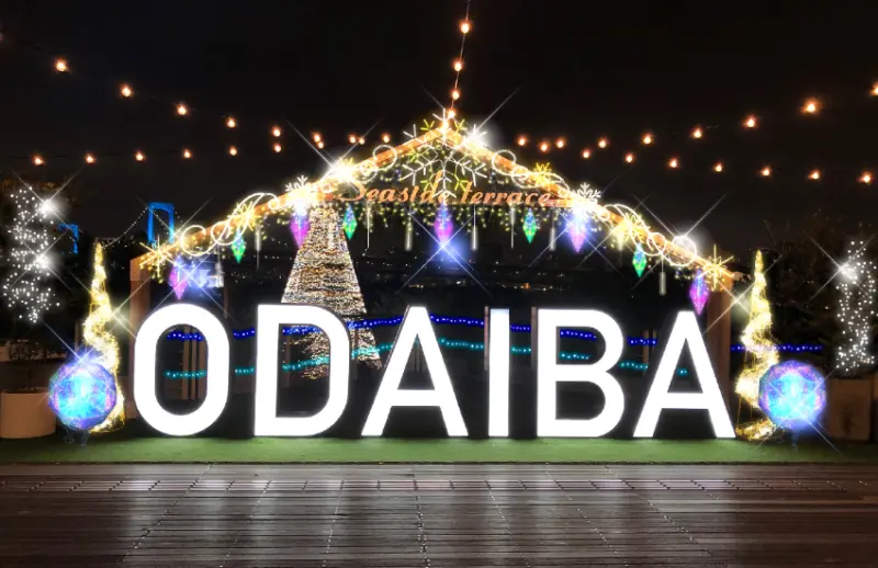 ▲DECKS東京Beach3樓海濱露台以藍色為基調，背景是彩虹大橋，搭配夜間燈光，隨手一拍都超美。