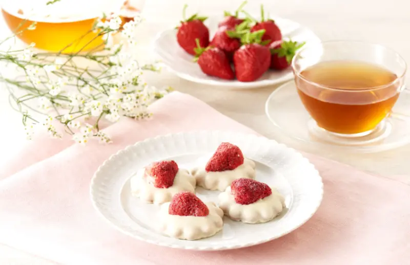 ▲頂部裝飾使用浸漬巧克力的日本國產草莓「紅臉頰」，成為整個餅乾的點睛之筆。