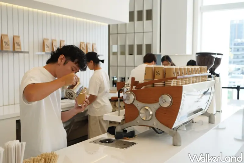 ▲%Arabica台中店咖啡師專注於拉花（攝影：楊婷雅）