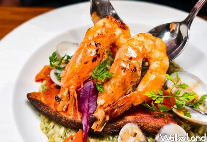 ▲青醬海鮮沙蒙燉飯為Rowling Cafe 琳咖啡熱門料理之一（圖/美食好芃友提供）