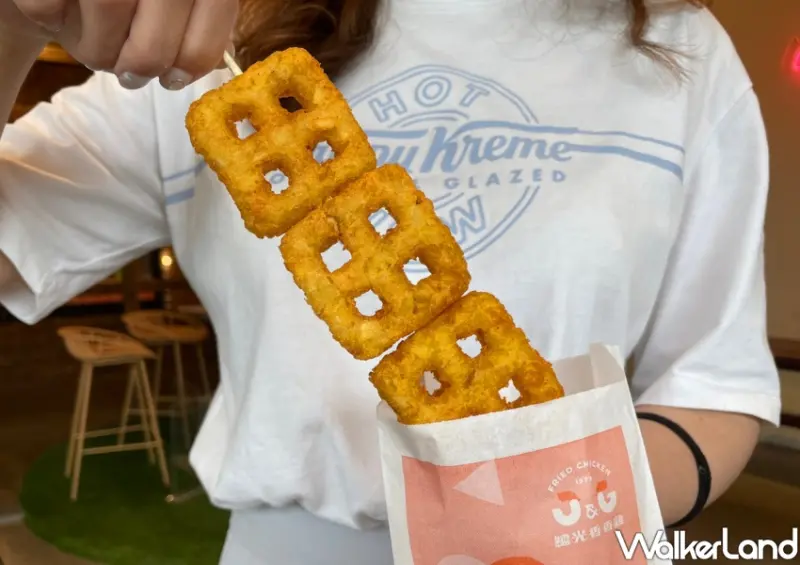 ▲繼光香香雞外酥內鬆的「田字薯餅」買一送一。