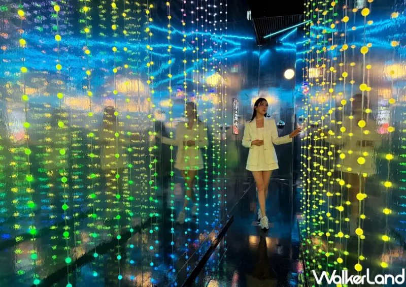 ▲台北愛麗絲沈浸式展必拍LED光牆打卡點。(攝影:鄭亦庭)