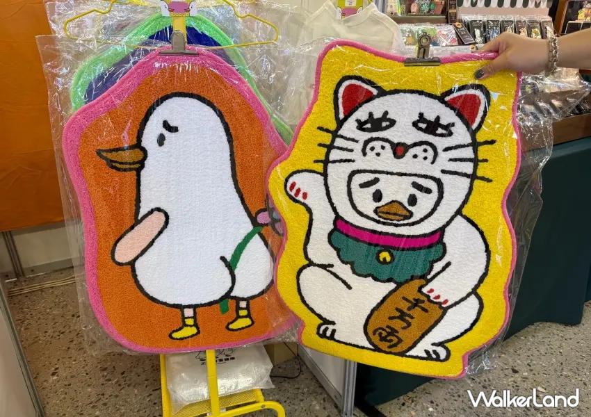 ▲Pinkoi市集必買IP小物,插畫家「Weird Couple人生好難子」的厭世鴨子系列小物新品。(攝影:鄭亦庭)