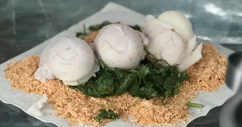 宜蘭礁溪美食推薦！龍潭湖花生捲冰淇淋 超大卷只要50、一週只賣兩天，花生粉、香菜通通加爆。