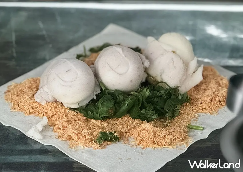 ▲宜蘭礁溪美食推薦！龍潭湖花生捲冰淇淋 超大卷只要50、一週只賣兩天，花生粉、香菜通通加爆。