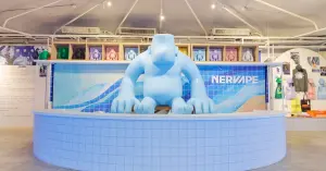 松菸澡堂化身潮玩世界！Nervape 打造「猿澡堂」沉浸展，潮玩公仔結合露營設計。
