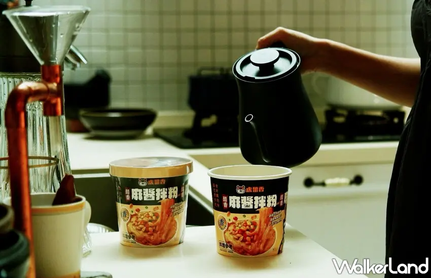 ▲虎留香「醋香麻醬拌粉」採沖泡即食設計，只要五分鐘即可上桌，香氣濃郁、口感Q彈，是秋冬的宵夜小確幸首選