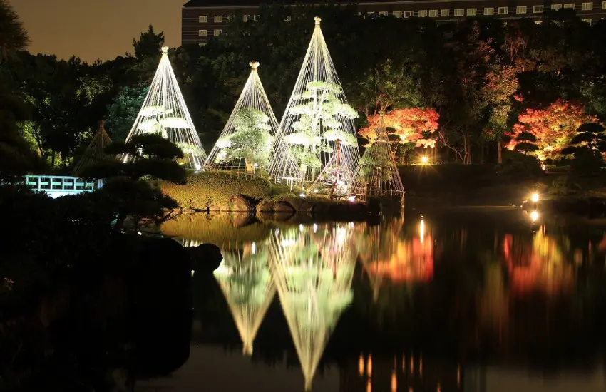▲▲見濱園是幕張海濱公園內的日本庭園,每年11月中下旬,園方將透過精心設計的燈光,映照出紅葉、松樹雪吊、和傘、竹燈籠等日式元素。