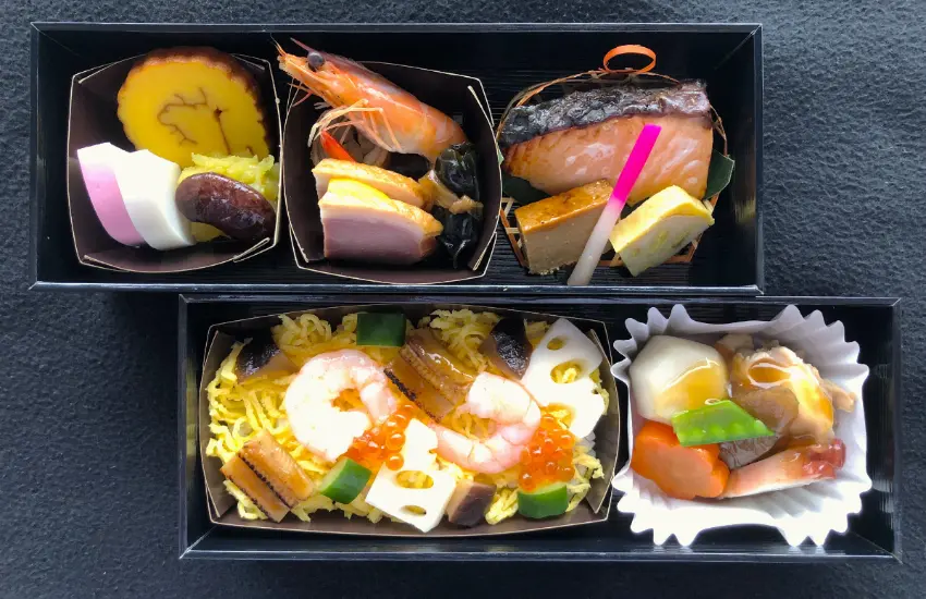 ▲JAL特別準備了充滿日式風情的御節便當,餐點包括:伊達卷、、章魚煮物、燻製鴨肉、艷煮海老、雞肉八幡卷和鮭魚親子飯等多種選擇。