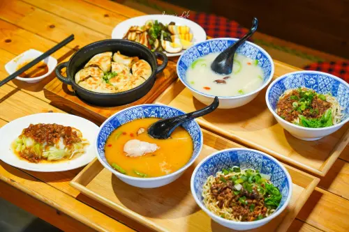 台中西區巷弄美食！囍多意麵39元起，傳承老味道的銅板美食與滷味拼盤。