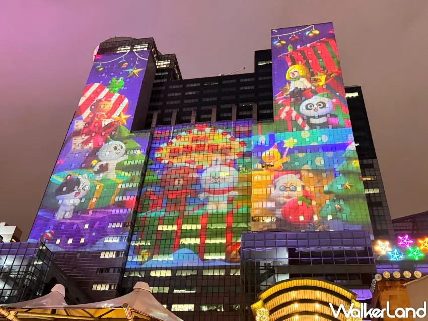 ▲市府大樓燈光主秀連動耶誕樹，達開城史上最大沉浸式展演。(攝影：張人尹)