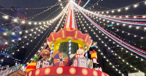 新北耶誕城亮燈了！板橋耶誕城30亮點一次看，熊大耶誕樹 天橋光廊必拍。