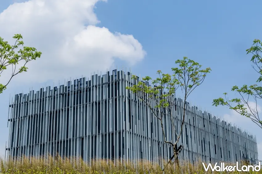 ▲新北市美術館以銀白色的建築坐落在鶯歌溪與大漢溪匯流處的新生地，取三鶯河岸地帶常見的蘆葦做為設計元素，外牆以高低錯落的管狀線條形塑出蘆葦隨風搖曳的意象