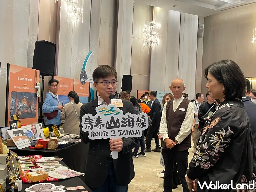 ▲新北市觀光旅遊局莊榮哲副局長（圖左）向交通部觀光署署長陳玉秀及現場觀光旅遊同業與媒體介紹新北特色景點與觀光亮點