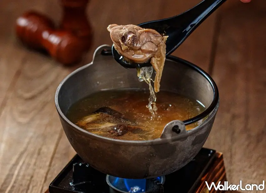 ▲網友更稱柒息地是「被串燒耽誤的鍋物店」—店內湯品意外成為近期必點熱門，湯頭濃厚鮮香，搭配串燒暖胃又暖心