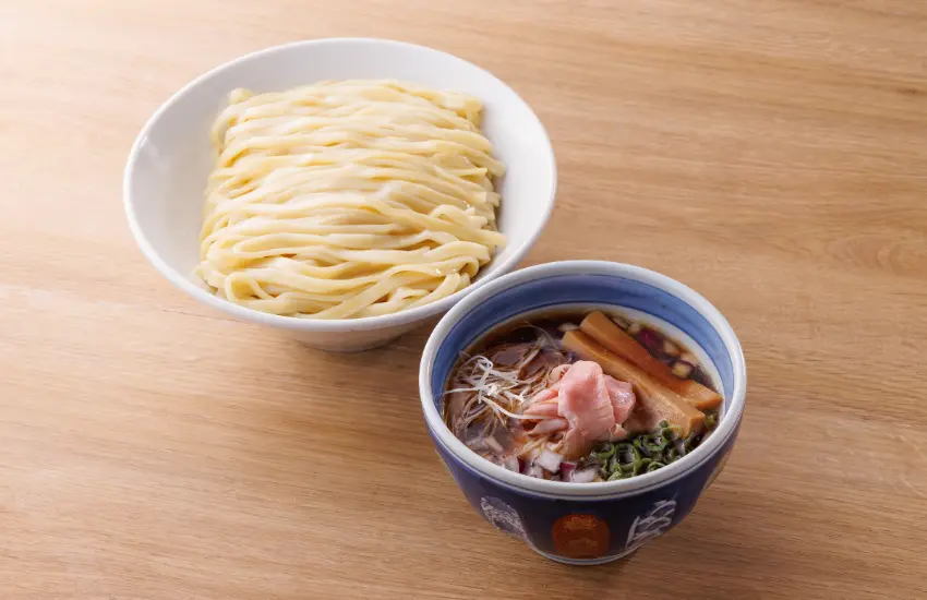 ▲麵條Q彈有勁,搭配老舖釀造的熟成醬油超美味。