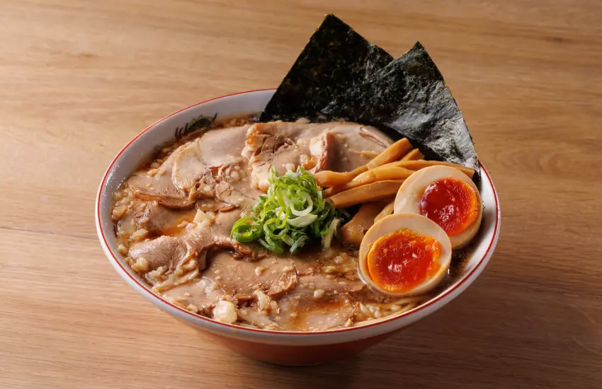 ▲用料更豐盛的更能滿足深夜想吃拉麵的心情。