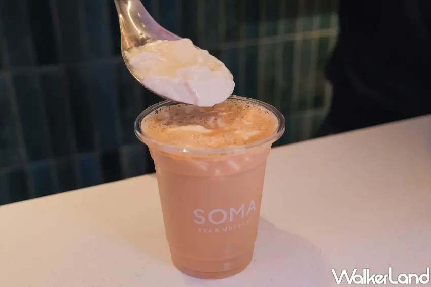 ▲SOMA絹豆花茶歐雷，11/14起限時三天享65元優惠。（攝影：張人尹）