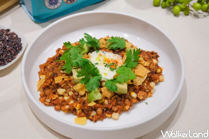 ▲佳格聯名11/12開跑,點主餐送桂格花米穀飯派樣包。(攝影:張人尹)