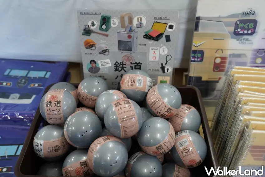 ▲以鐵道道具為主題的系列扭蛋。（攝影：楊婷雅）