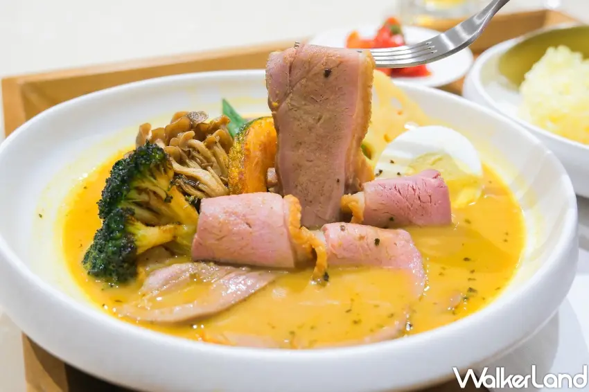 ▲SOUP CURRY KING推台灣限定櫻桃鴨胸,低溫熟成鎖住肉汁。(攝影:張人尹)