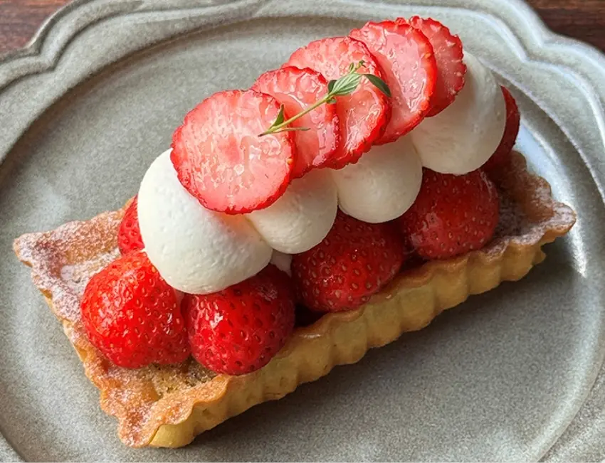 ▲草莓塔使用日本產草莓，酸甜的草莓風味搭配紅茶香氣，每一口都是幸福的滋味。