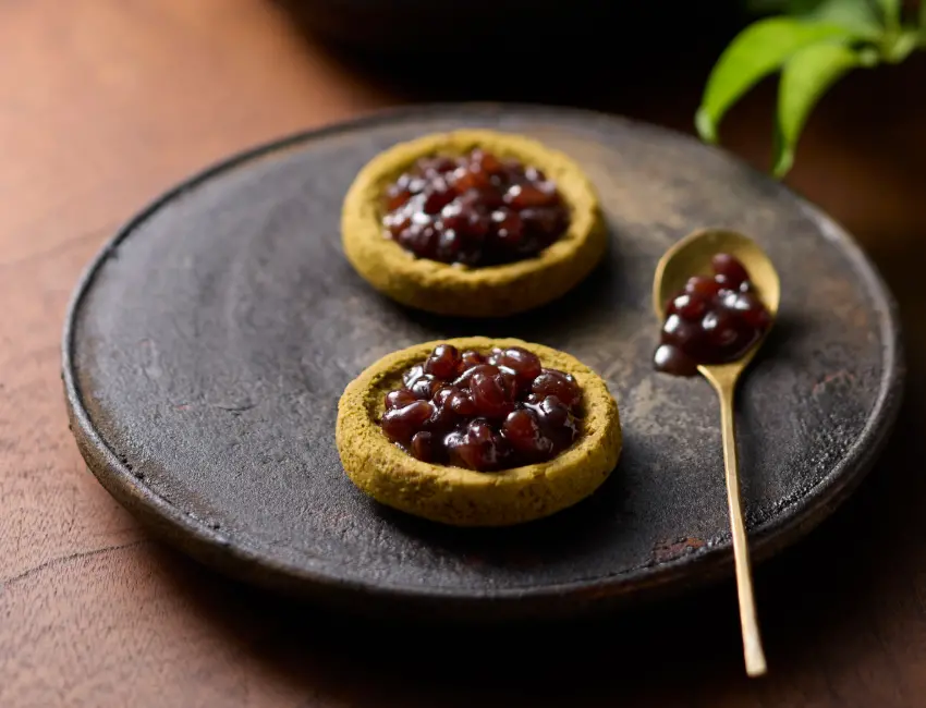 ▲使用宇治抹茶「天綠」製作濃茶沙布蕾餅乾，再搭配北海道產紅豆餡。