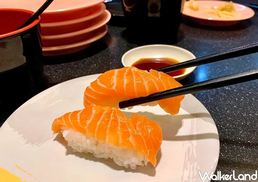 ▲爭鮮迴轉壽司、爭鮮PLUS推出壽司半價吃到飽優惠。（攝影：張人尹）